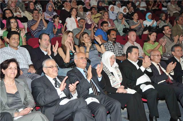 أمام جمهور حاشد من ابناء صيدا والمخيمات الفلسطينية ، وبرعاية وحضور وزيرة التربية والتعليم العالي بهية الحريري أحيت عاصمة الجنوب واللجنة اللبنانية الفلسطينية للحوار والتنمية احتفالية " القدس عاصمة للثقافة العربية " بحفل فني تراثي فلسطيني قدمته فرقة " وشاح" القادمة من أرض فلسطين وبمشاركة فرقة الكوفية التابعة للإتحاد العام للفنانين الفلسطينيين ، وذلك في قاعة مسرح ثانوية رفيق الحريري في صيدا وحضر الحفل : ممثل الرئيس فؤاد السنيورة مدير مكتبه في صيدا طارق بعاصيري، ووفد رسمي من وزارة الثقافة الفلسطينية برئاسة مهند عبد الحميد، وممثل المطران الياس نصار المونسينور الياس الأسمر وممثل تيار المستقبل مسؤول التيار في صيدا امين الحريري ورئيسة منطقة الجنوب التربوية جمال بغدادي وممثلون عن فصائل منظمة التحرير الفلسطينية وتحالف القوى الفلسطينية واللجان الشعبية للمنظمة والتحالف وأعضاء اللجنة اللبنانية الفلسطينية للحوار والتنمية في صيدا والجوار والمخيمات وشخصيات ثقافية وفنية واعلامية  