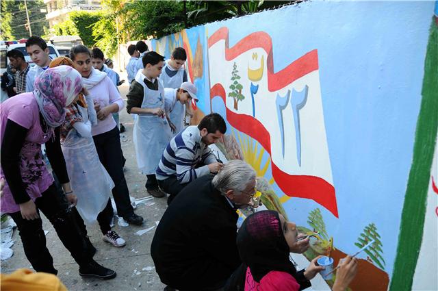 وشارك في رسم هذه الجدارية التي امتدت على جدار طوله 170 مترا في حي الست نفيسة وسط المدينة ، نحو 225 طالبا وطالبة من 21 مدرسة من مدارس الشبكة . وتضمنت لوحات ملونة من الفرح من وحي عيدي الاستقلال والأضحى 