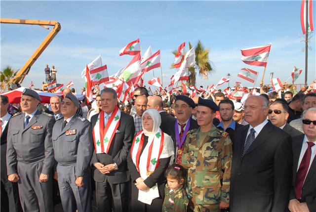 رافت نعيم / تحت شعار " للعلا للعلم .. صيدا اكبر علم " ميزت عاصمة الجنوب صيدا احتفالها بعيدي العلم والاستقلال برفع اكبر علم لبناني بلغ طوله 12 متر وعرضه 6 امتارفوق اعلى سارية بلغ ارتفاعها 21 مترا عند مدخل البولفار البحري للمدينة وذلك في احتفال اقامته الشبكة المدرسية لصيدا والجوار برعاية وحضور رئيسة لجنة التربية والثقافة النيابية النائب بهية الحريري  تصوير وليد عنير 