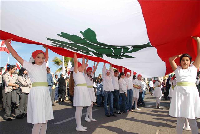 رافت نعيم / تحت شعار " للعلا للعلم .. صيدا اكبر علم " ميزت عاصمة الجنوب صيدا احتفالها بعيدي العلم والاستقلال برفع اكبر علم لبناني بلغ طوله 12 متر وعرضه 6 امتارفوق اعلى سارية بلغ ارتفاعها 21 مترا عند مدخل البولفار البحري للمدينة وذلك في احتفال اقامته الشبكة المدرسية لصيدا والجوار برعاية وحضور رئيسة لجنة التربية والثقافة النيابية النائب بهية الحريري  تصوير وليد عنير 