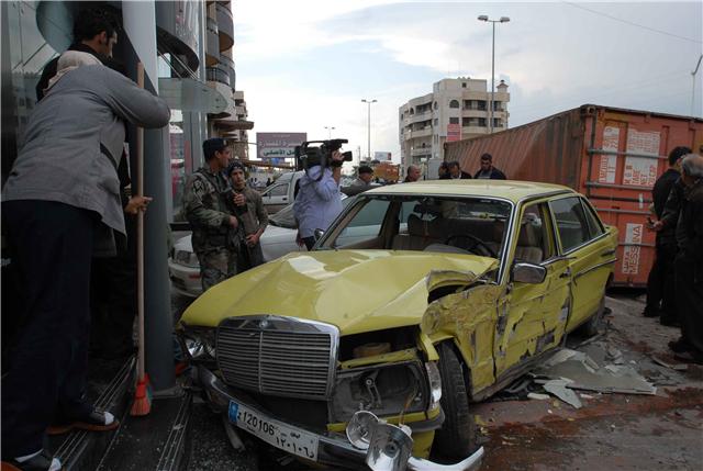  ونجا عدد من المواطنين من حادث سير مروع وقع ظهر اليوم عند المدخل الشمالي لمدينة صيدا ، عندما انحرفت شاحنة معدة للنقل الخارجي تحمل مستوعباً حديدياً عن مسارها لدى نزولها من الجسر الدائري المؤدي من منطقة الأولي باتجاه البولفار الشرقي للمدينة حيث فقد سائقها السيطرة عليها ما أدى الى اصطدامها بالحاجز الوسطي قبل تتخطاه لتنقلب بما تحمله على المسرب الآخر من البولفار وتجتاح سيارتين من نوع مرسيدس كانت تعبر الطريق وسيارة BMW كانت متوقفة الى جانب الطريق .  / تصوير رافت نعيم