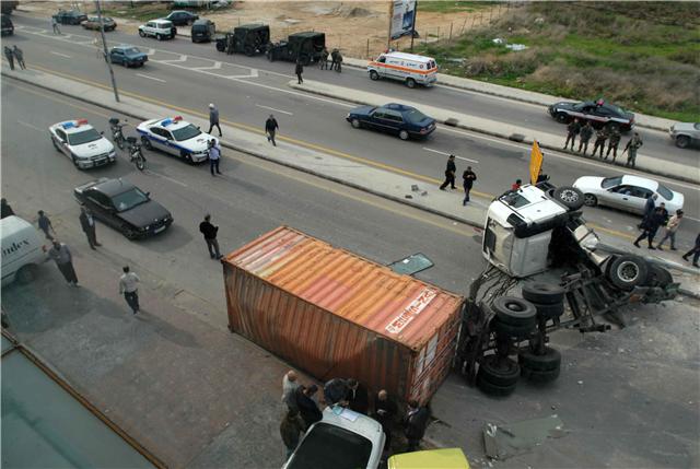  ونجا عدد من المواطنين من حادث سير مروع وقع ظهر اليوم عند المدخل الشمالي لمدينة صيدا ، عندما انحرفت شاحنة معدة للنقل الخارجي تحمل مستوعباً حديدياً عن مسارها لدى نزولها من الجسر الدائري المؤدي من منطقة الأولي باتجاه البولفار الشرقي للمدينة حيث فقد سائقها السيطرة عليها ما أدى الى اصطدامها بالحاجز الوسطي قبل تتخطاه لتنقلب بما تحمله على المسرب الآخر من البولفار وتجتاح سيارتين من نوع مرسيدس كانت تعبر الطريق وسيارة BMW كانت متوقفة الى جانب الطريق .  / تصوير رافت نعيم