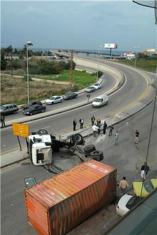  ونجا عدد من المواطنين من حادث سير مروع وقع ظهر اليوم عند المدخل الشمالي لمدينة صيدا ، عندما انحرفت شاحنة معدة للنقل الخارجي تحمل مستوعباً حديدياً عن مسارها لدى نزولها من الجسر الدائري المؤدي من منطقة الأولي باتجاه البولفار الشرقي للمدينة حيث فقد سائقها السيطرة عليها ما أدى الى اصطدامها بالحاجز الوسطي قبل تتخطاه لتنقلب بما تحمله على المسرب الآخر من البولفار وتجتاح سيارتين من نوع مرسيدس كانت تعبر الطريق وسيارة BMW كانت متوقفة الى جانب الطريق .  / تصوير رافت نعيم