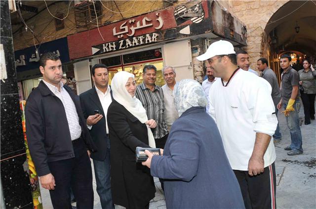 الحريري فاجأت المواطنين في بعض احياء صيدا القديمة حيث قامت بجولة تفقدية لأوضاع الناس وأحوالهم .