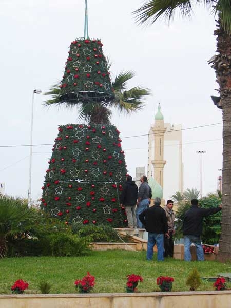 ولمناسبة عيد الميلاد المجيد بادرت بلدية صيدا وبتوجيهات من رئيس بلديتها الدكتور عبد الرحمن البزري وبإشراف رئيس الدائرة الهندسية الدكتور زياد الحكواتي، إلى رفع شجرة عيد الميلاد في ساحة النجمة في المدينة حيث قام عمال البلدية برفعها، وقد بلغ ارتفاعها 10 أمتار،